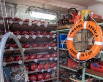 IMG_0255 07/08/2018 - Question feu à bord le bateau est très bien équipé. De plus une énorme citerne de CO 2 , plus grande qu'une semi-remorque, est prête à se vider...